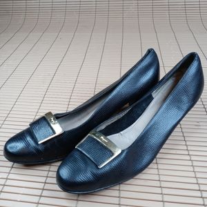 Salvatore Ferragamo women's black leather 2" heel loafer. Sz 10AA. 403pm